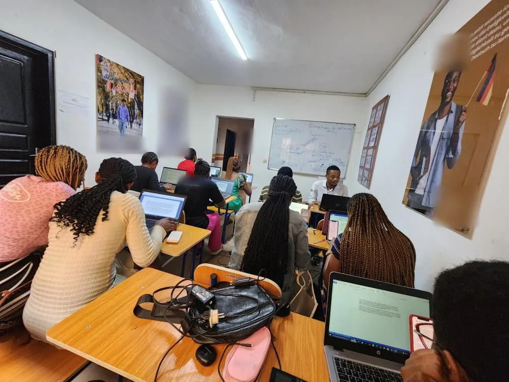 Cours en groupe sur ordinateurs à M-Training Academy