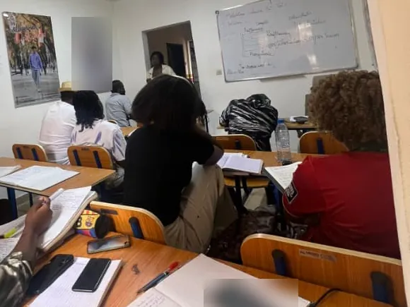 Apprenants prenant des notes pendant un cours à M-Training Academy